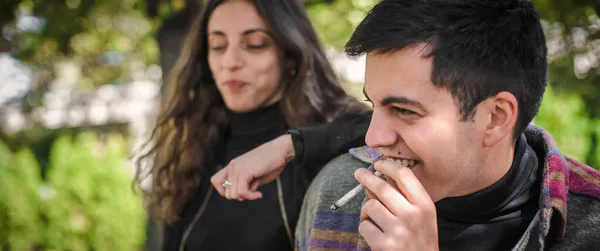 Jovens Relaxados Sorridentes Casal Jovem Feliz Mulher Homem Fumar Maconha — Fotografia de Stock