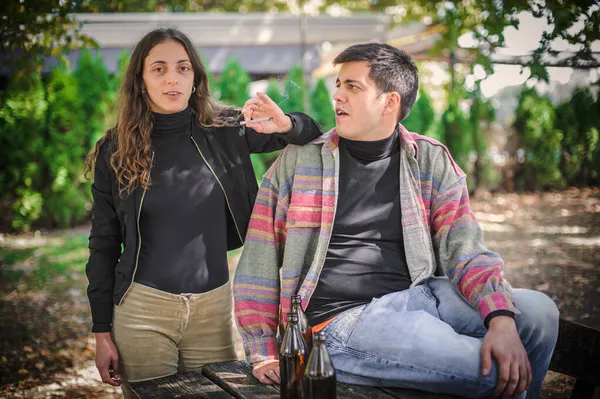 Jovens Relaxados Sorridentes Casal Jovem Feliz Mulher Homem Fumar Maconha — Fotografia de Stock