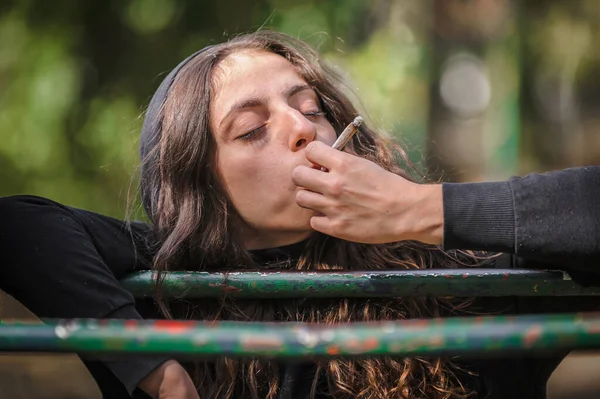 Visão Detalhada Perto Jovem Fumaça Maconha Maconha Ganja Haxixe Cigarro — Fotografia de Stock