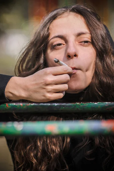 Szczegóły Zbliżenie Widok Młodej Kobiety Palenie Marihuany Ganja Lub Haszysz — Zdjęcie stockowe