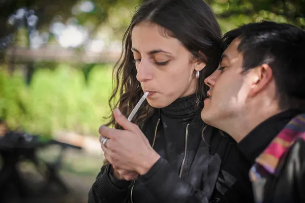 Casal Jovem Mulher Homem Fumando Maconha Ganja Maconha Haxixe Parque — Fotografia de Stock