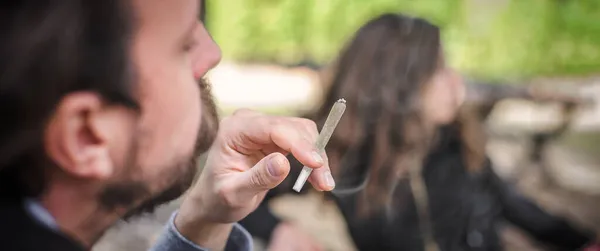 Casal Jovem Mulher Homem Fumando Maconha Ganja Maconha Haxixe Parque — Fotografia de Stock