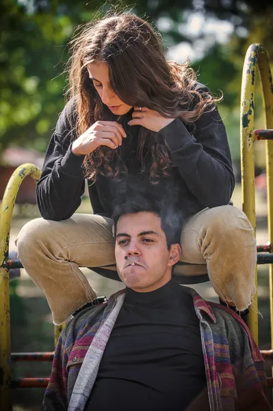 Νεαρό Ζευγάρι Γυναίκα Και Άντρας Καπνίζουν Μαριχουάνα Χασίς Δημόσιο Πάρκο — Φωτογραφία Αρχείου