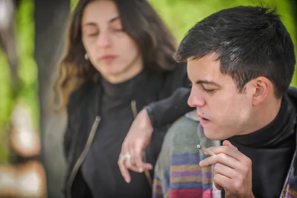 Casal Jovem Mulher Homem Fumando Maconha Ganja Maconha Haxixe Parque — Fotografia de Stock