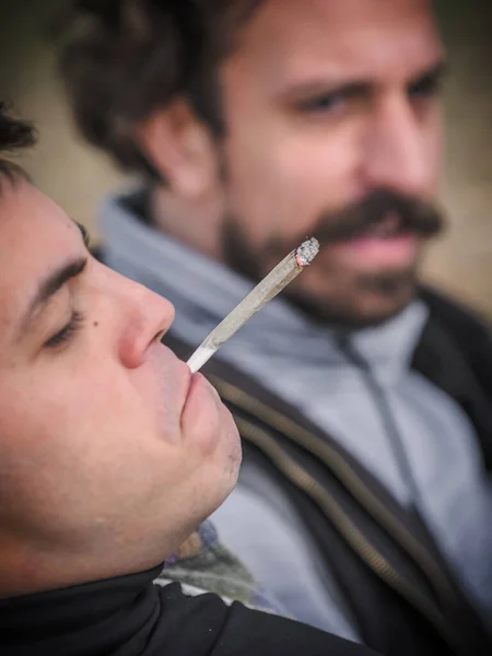 Två Unga Vänner Röker Cannabis Marijuana Ganja Eller Hasch Joint — Stockfoto
