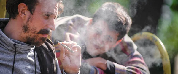 Dois Jovens Amigos Fumando Maconha Ganja Haxixe Parque Público Livre — Fotografia de Stock