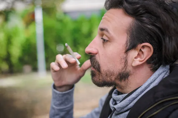Vista Detalhada Jovens Fumam Maconha Ganja Maconha Cigarro Haxixe Casual — Fotografia de Stock