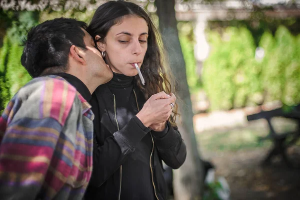 Junges Paar Frau Und Mann Rauchen Cannabis Marihuana Ganja Oder — Stockfoto