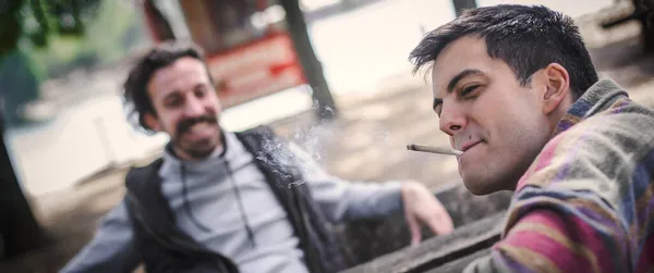Två Avslappnade Och Leende Glada Unga Vänner Röker Cannabis Marijuana — Stockfoto