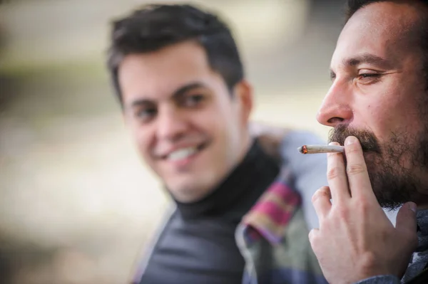 Dos Relajados Sonrientes Jóvenes Amigos Fumando Marihuana Marihuana Ganja Hashish —  Fotos de Stock