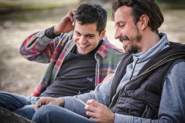 Två Avslappnade Och Leende Glada Unga Vänner Röker Cannabis Marijuana — Stockfoto