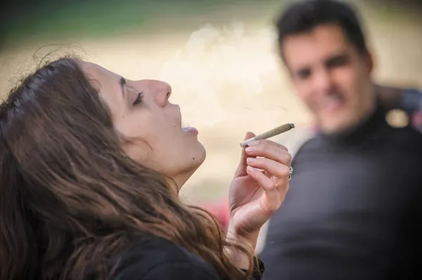 Jovens Relaxados Sorridentes Casal Jovem Feliz Mulher Homem Fumar Maconha — Fotografia de Stock