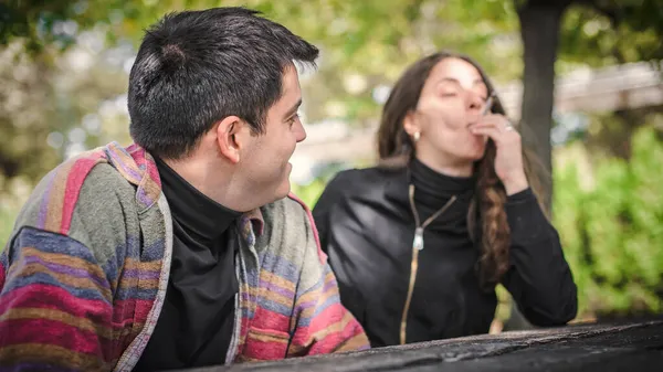 Entspanntes Und Lächelndes Junges Paar Frau Und Mann Rauchen Cannabis — Stockfoto