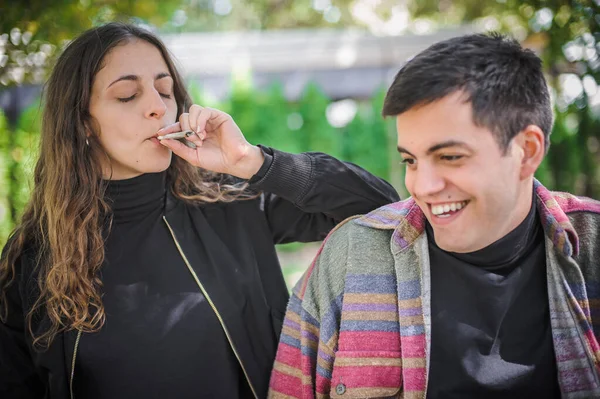Jovens Relaxados Sorridentes Casal Jovem Feliz Mulher Homem Fumar Maconha — Fotografia de Stock