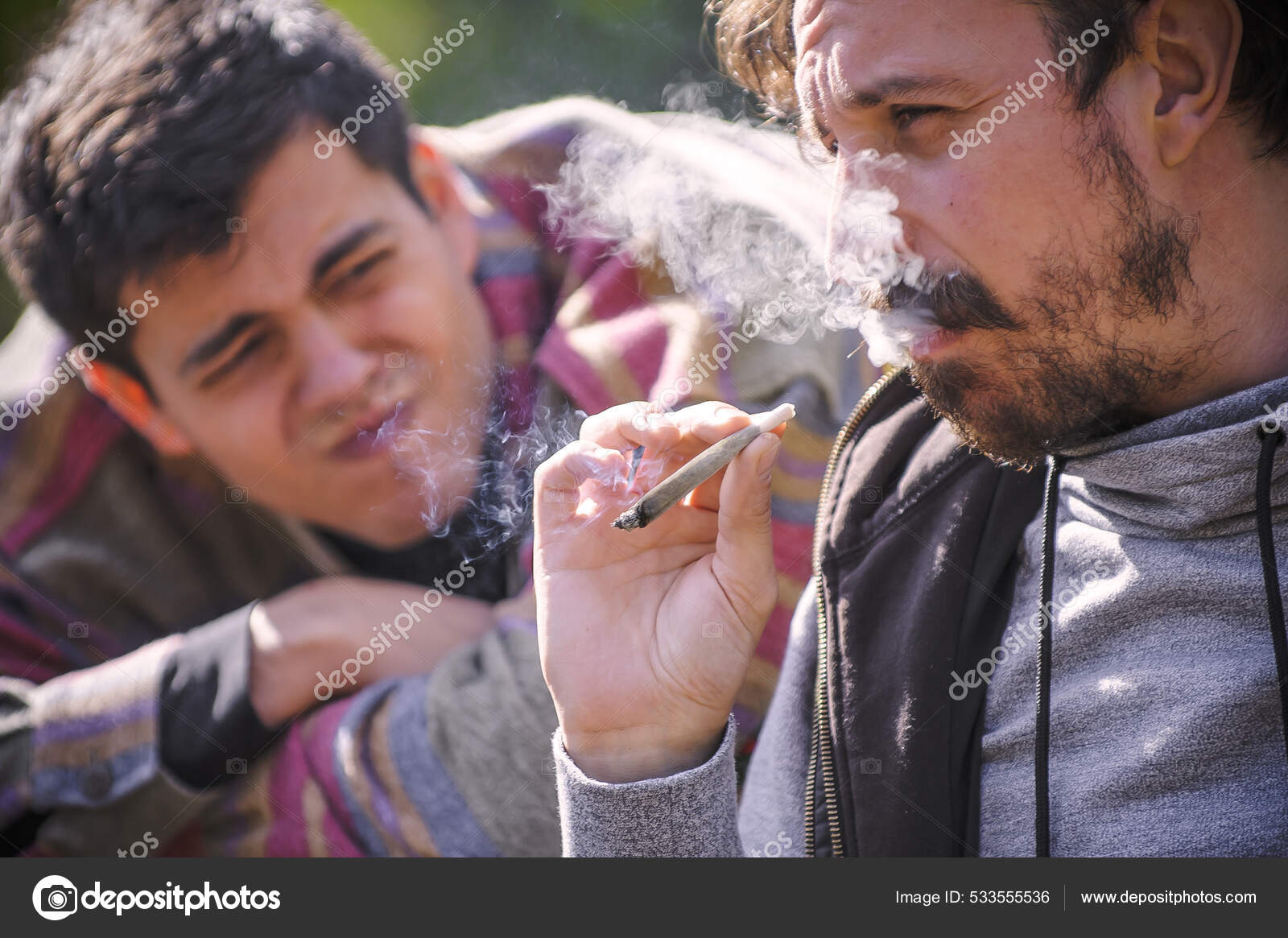 Homens são flagrados fumando maconha no Morro da Turquia