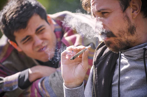 Dois Jovens Amigos Fumando Maconha Ganja Haxixe Parque Público Livre — Fotografia de Stock