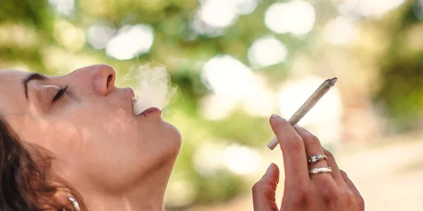 Visão Detalhada Perto Jovem Fumaça Maconha Maconha Ganja Haxixe Cigarro — Fotografia de Stock