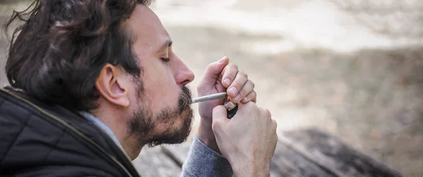 Homem Acender Charro Cigarro Marihuana Haxixe Vista Detalhe Close Jovens — Fotografia de Stock