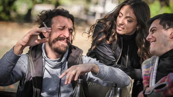 Grupo Jovens Amigos Relaxados Sorridentes Felizes Sexo Feminino Masculino Fumando — Fotografia de Stock