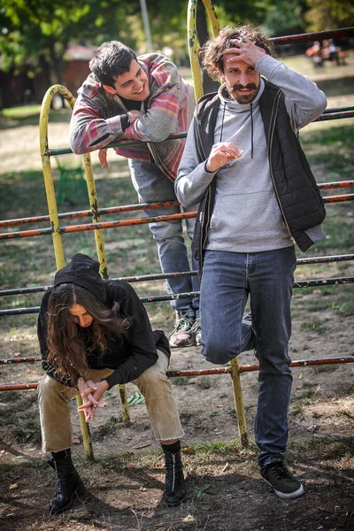 Grupo Jovens Amigos Relaxados Sorridentes Felizes Sexo Feminino Masculino Fumando — Fotografia de Stock