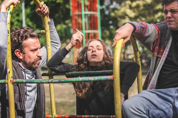 Fiatal Barátok Csoportja Nők Férfiak Marihuánás Marihuánát Szívnak Vagy Hasist — Stock Fotó