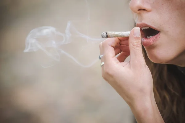 Visão Detalhada Perto Jovem Fumaça Maconha Maconha Ganja Haxixe Cigarro — Fotografia de Stock