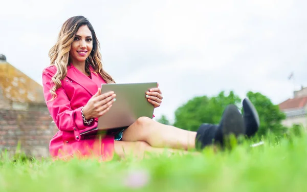 Die Junge Bloggerin Freelancer Influencer Arbeitet Computer Laptop Auf Der — Stockfoto