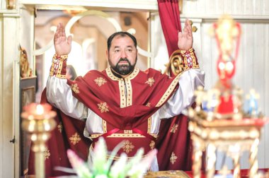 Kilise ayini sırasında dindar bir rahip. Otantik dini tören. Kutsal kitap ve haç. İnanç, umut, ruh ve barış ritüeli. Gerçek hayat sahnesi