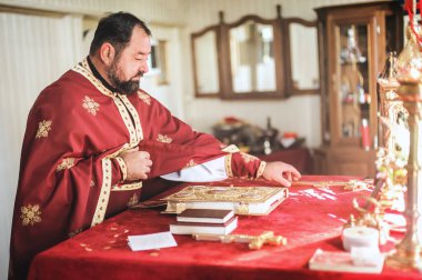 Kilise ayini sırasında dindar bir rahip. Otantik dini tören. Kutsal kitap ve haç. İnanç, umut, ruh ve barış ritüeli. Gerçek hayat sahnesi
