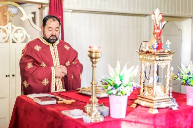 Kilise ayini sırasında dindar bir rahip. Otantik dini tören. Kutsal kitap ve haç. İnanç, umut, ruh ve barış ritüeli. Gerçek hayat sahnesi