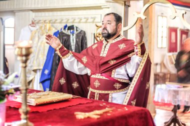 Kilise ayini sırasında dindar bir rahip. Otantik dini tören. Kutsal kitap ve haç. İnanç, umut, ruh ve barış ritüeli. Gerçek hayat sahnesi