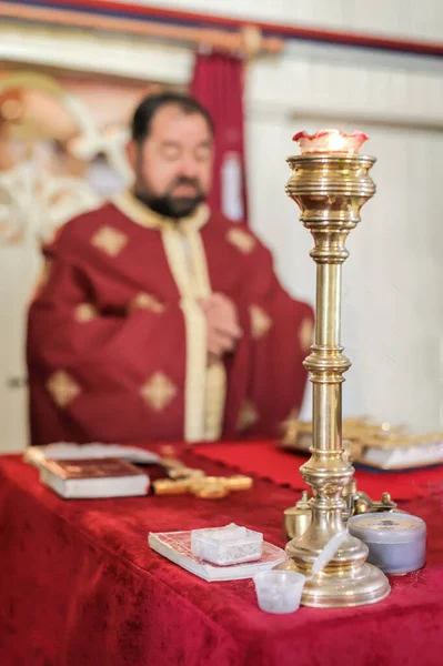 Náboženský Kněz Během Bohoslužby Pravý Náboženský Duchovní Obřad Svatá Kniha — Stock fotografie