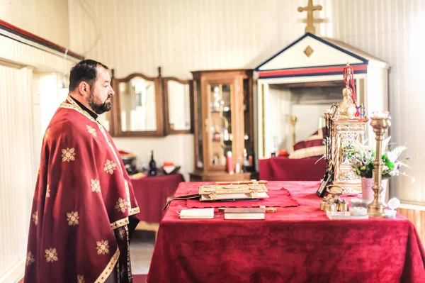 Vallásos Pap Istentisztelet Alatt Hiteles Vallási Szertartás Szent Biblia Könyv — Stock Fotó