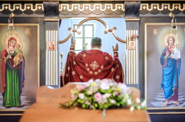 Kilise ayini sırasında dindar bir rahip. Otantik dini tören. Kutsal kitap ve haç. İnanç, umut, ruh ve barış ritüeli. Gerçek hayat sahnesi