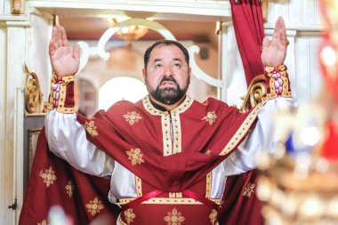 Kilise ayini sırasında dindar bir rahip. Otantik dini tören. Kutsal kitap ve haç. İnanç, umut, ruh ve barış ritüeli. Gerçek hayat sahnesi