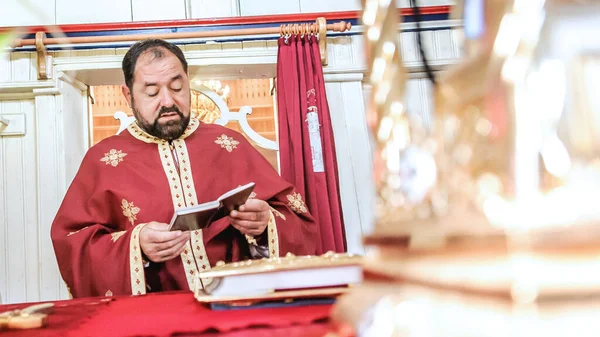 Kilise Ayini Sırasında Dindar Bir Rahip Otantik Dini Tören Kutsal — Stok fotoğraf