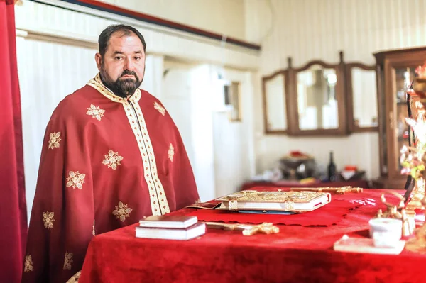 Vallásos Pap Istentisztelet Alatt Hiteles Vallási Szertartás Szent Biblia Könyv — Stock Fotó