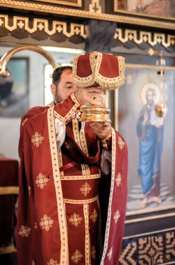Kilise ayini sırasında dindar bir rahip. Otantik dini tören. Kutsal kitap ve haç. İnanç, umut, ruh ve barış ritüeli. Gerçek hayat sahnesi