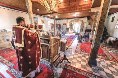 Kilise ayini sırasında dindar bir rahip. Otantik dini tören. Kutsal kitap ve haç. İnanç, umut, ruh ve barış ritüeli. Gerçek hayat sahnesi
