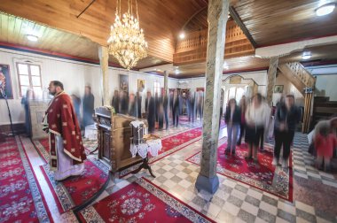 Kilise ayini sırasında dindar bir rahip. Otantik dini tören. Kutsal kitap ve haç. İnanç, umut, ruh ve barış ritüeli. Gerçek hayat sahnesi