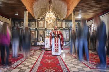 Kilise ayini sırasında dindar bir rahip. Otantik dini tören. Kutsal kitap ve haç. İnanç, umut, ruh ve barış ritüeli. Gerçek hayat sahnesi