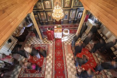 Kilise ayini sırasında dindar bir rahip. Otantik dini tören. Kutsal kitap ve haç. İnanç, umut, ruh ve barış ritüeli. Gerçek hayat sahnesi