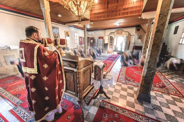 Kilise ayini sırasında dindar bir rahip. Otantik dini tören. Kutsal kitap ve haç. İnanç, umut, ruh ve barış ritüeli. Gerçek hayat sahnesi