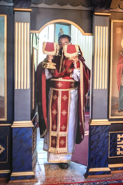Θρησκευτικός Ιερέας Κατά Λειτουργία Της Εκκλησίας Αυθεντική Θρησκευτική Πνευματική Τελετή — Φωτογραφία Αρχείου