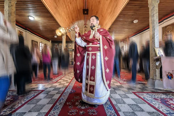 Vallásos Pap Istentisztelet Alatt Hiteles Vallási Szertartás Szent Biblia Könyv — Stock Fotó