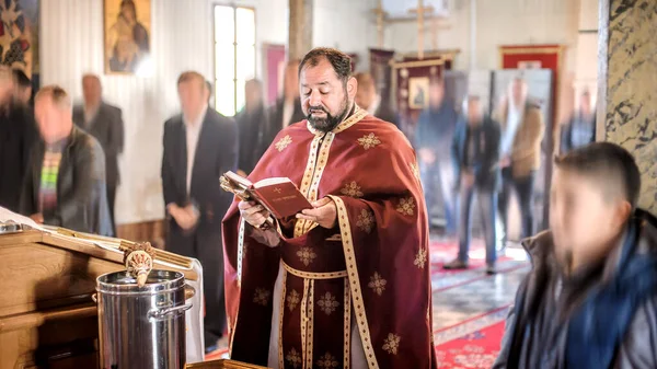 Kilise ayini sırasında dindar bir rahip. Otantik dini tören. Kutsal kitap ve haç. İnanç, umut, ruh ve barış ritüeli. Gerçek hayat sahnesi