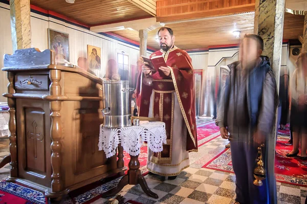 Kilise ayini sırasında dindar bir rahip. Otantik dini tören. Kutsal kitap ve haç. İnanç, umut, ruh ve barış ritüeli. Gerçek hayat sahnesi