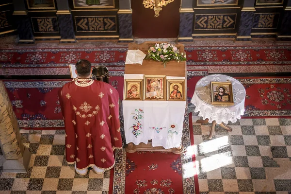 Vallásos Pap Istentisztelet Alatt Hiteles Vallási Szertartás Szent Biblia Könyv — Stock Fotó