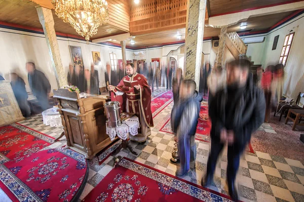 Kilise ayini sırasında dindar bir rahip. Otantik dini tören. Kutsal kitap ve haç. İnanç, umut, ruh ve barış ritüeli. Gerçek hayat sahnesi