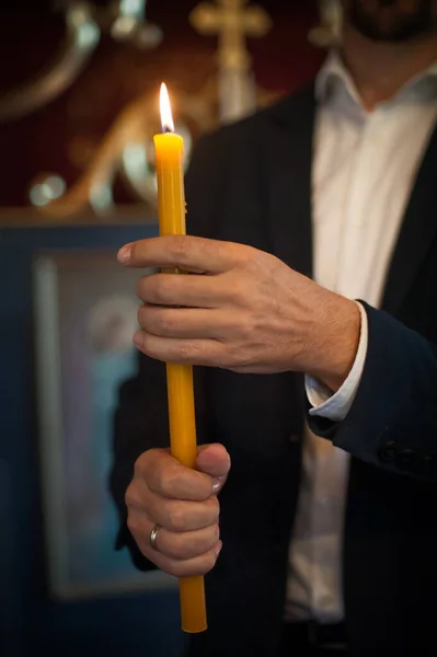 Крупним Планом Руки Релігійного Чоловіка Тримають Запалену Свічку Моляться Церкві — стокове фото